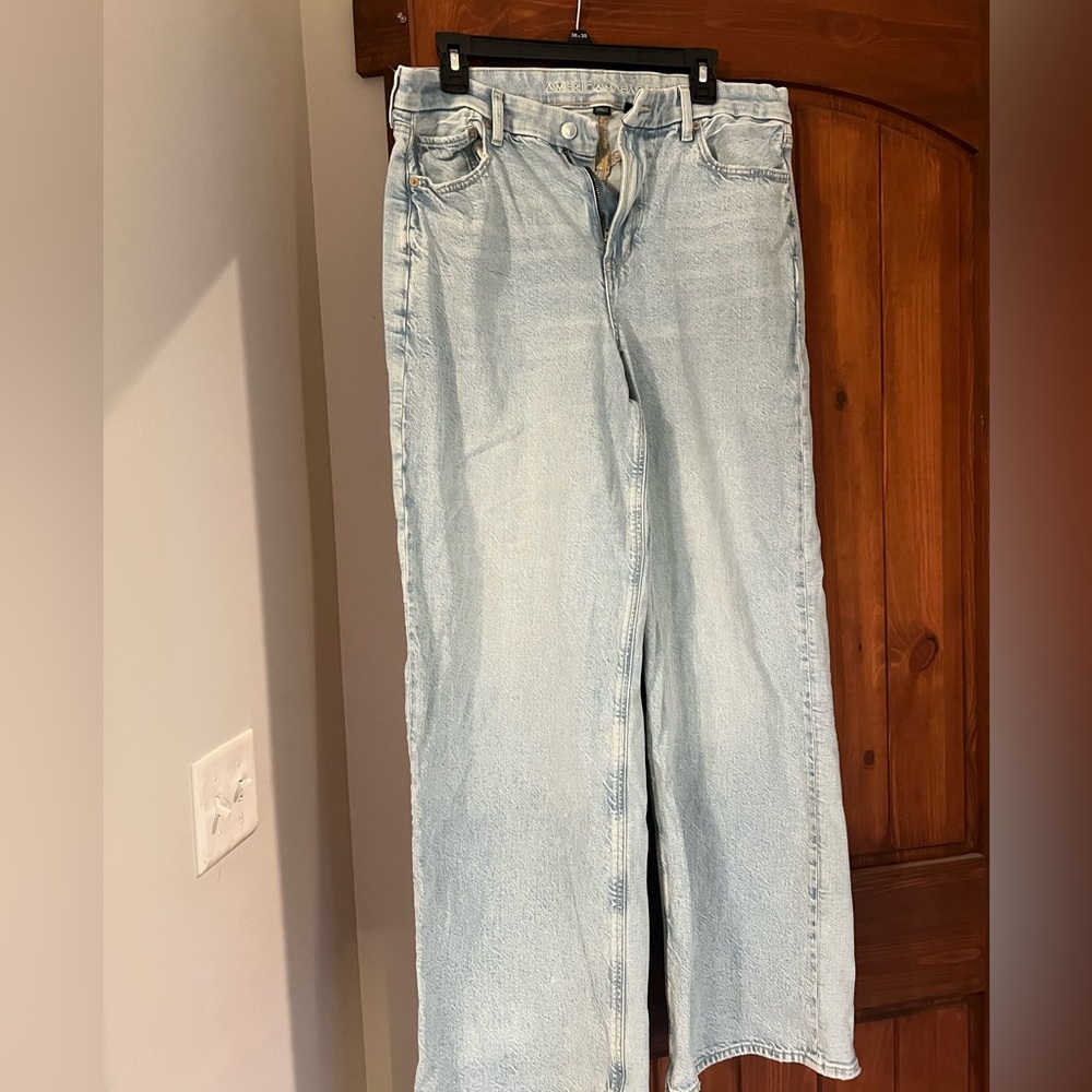 American Eagle Light Wash Strigid jeans